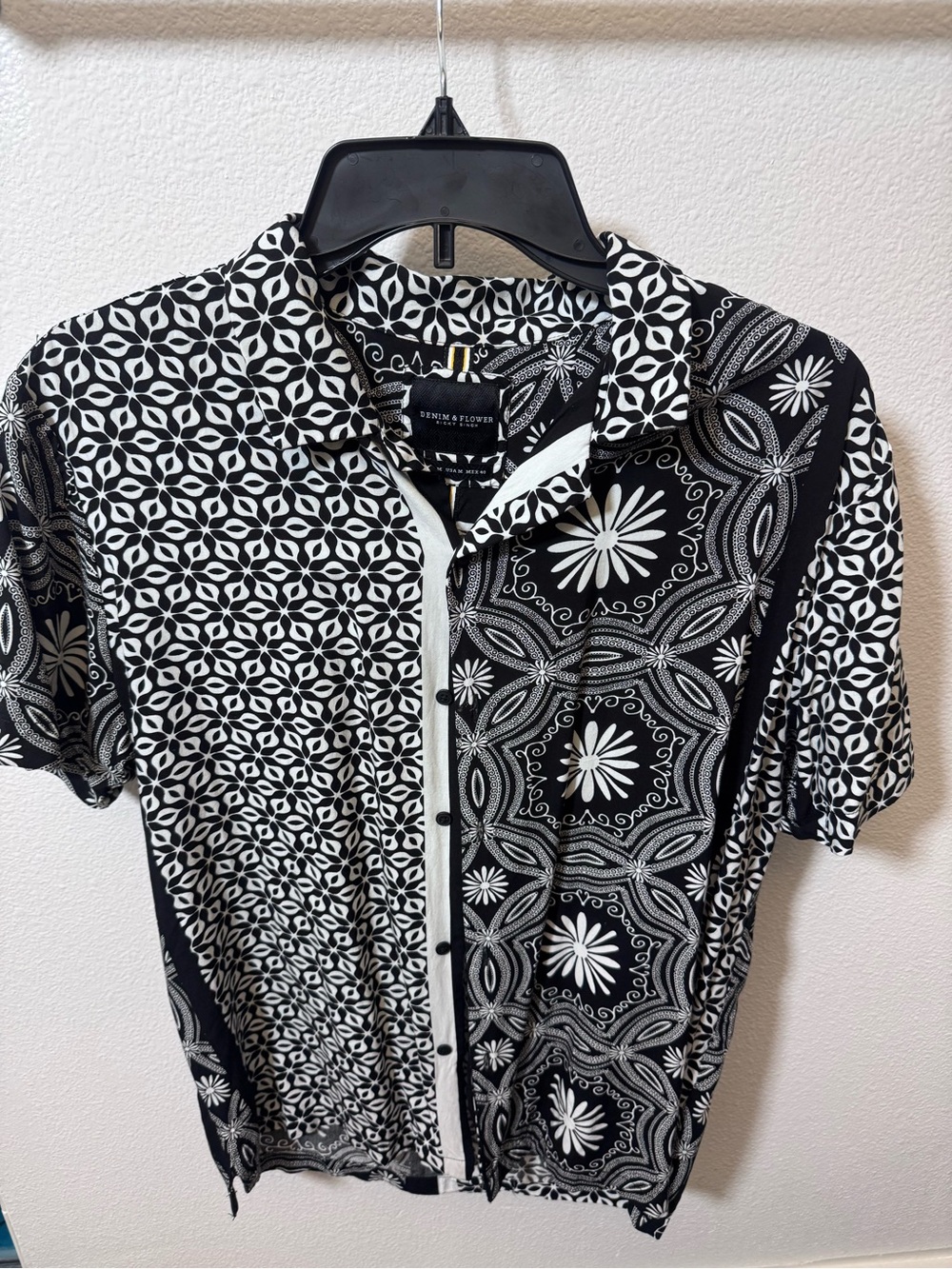 Short sleeve floral shirt men’s medium